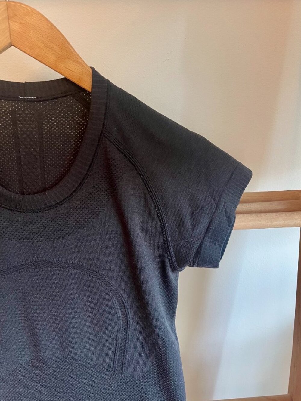 Lululemon Black Seamless Longline Short Sleeve Athletic Top XS - Picture 6 of 12